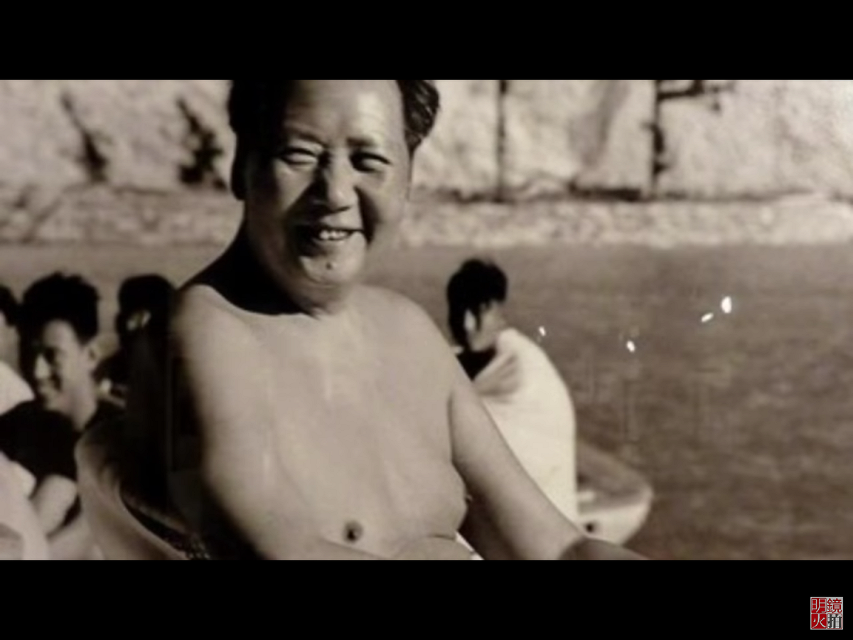 次日，毛澤東縱筆揮毫，寫下《浪淘沙·北戴河》。1957年1月25日，與其他17首詩詞一併在《詩刊》創刊號發表。毛澤東後來說過：「七級颱風，在北戴河裡游泳很舒服」。 圖：翻攝自Youtube
