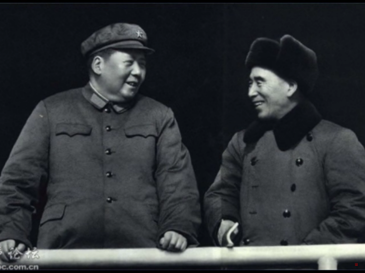 1971年，中共中央軍委副主席、國防部長林彪（右）、葉群夫婦及兒子林立果，在受到毛澤東（左）猜忌後，也是從北戴河出逃，最終走上了不歸路……。 圖：翻攝自Youtube