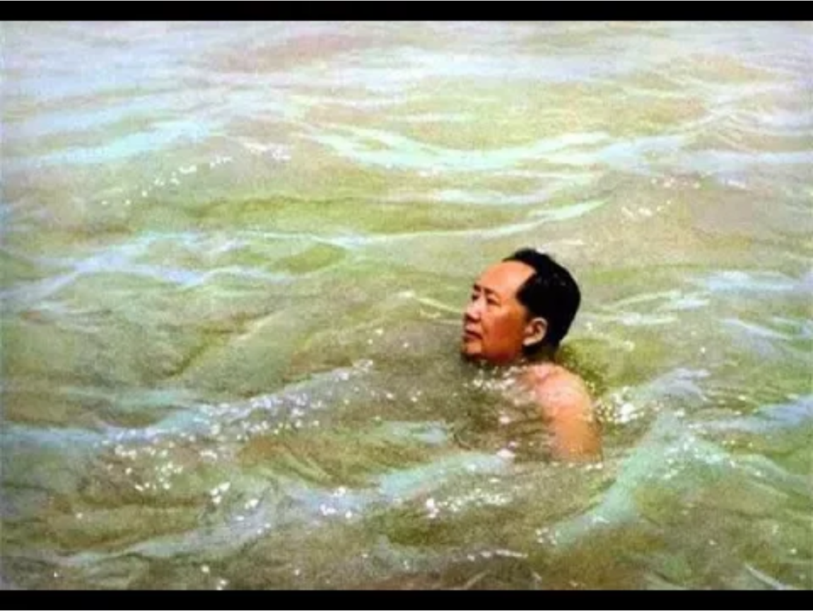 有保鑣日後回憶時曾說，毛當時頂著風浪還不斷變換泳姿，一直游在前頭，想必讓他們個個捏了一把冷汗。 圖：翻攝自Youtube