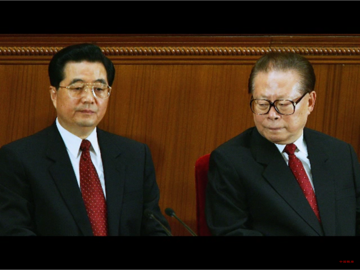 據悉，在2012年北戴河會議期間，中共前黨魁江澤民(右)與時任中共總書記胡錦濤(左)圍繞著十八大人事安排展開激烈鬥爭，博弈白熱化，最後胡錦濤不悅離開北戴河會議會場，人事也沒有安排成。 圖：翻攝自Youtube