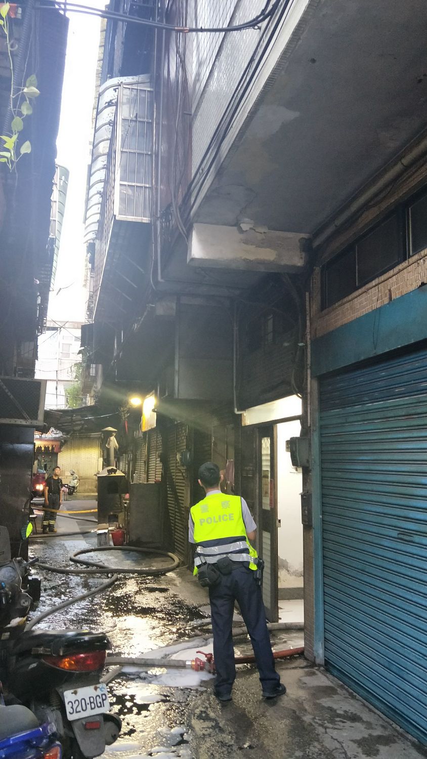 新北市淡水區中山路一棟公寓的3樓於今（8）日清晨3點多發生火警，不幸釀成3死1傷。 圖：新北市消防局／提供