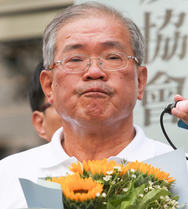 高院審理蘇炳坤再審案，8日駁回檢察官對蘇炳坤一審無罪判決的上訴，維持無罪判決。蘇炳坤（圖）聆判後在庭外訴說內心的煎熬。 圖 : 中央社，資料照片