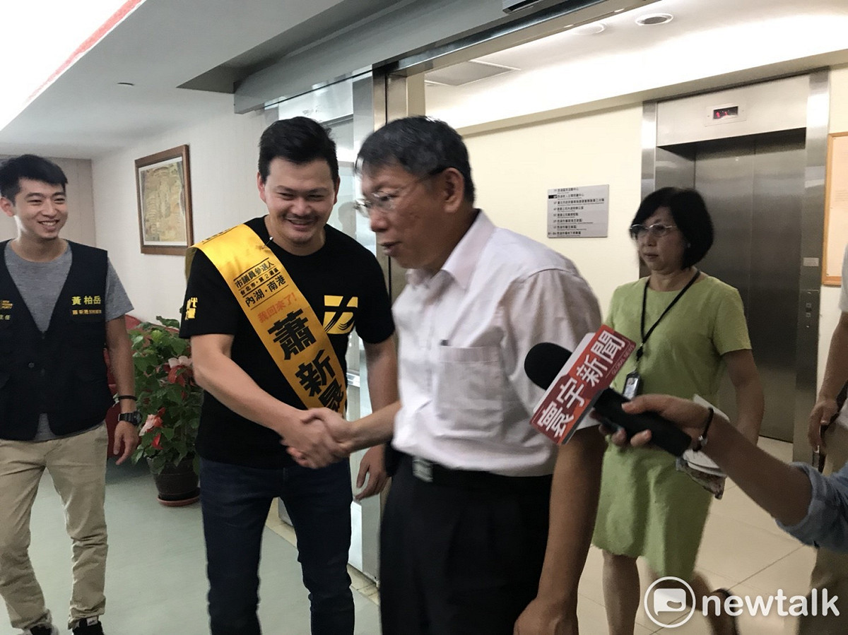 時代力量港湖區參選人蕭新晟在活動會場迎接柯文哲。 圖：曾薏伃 / 攝