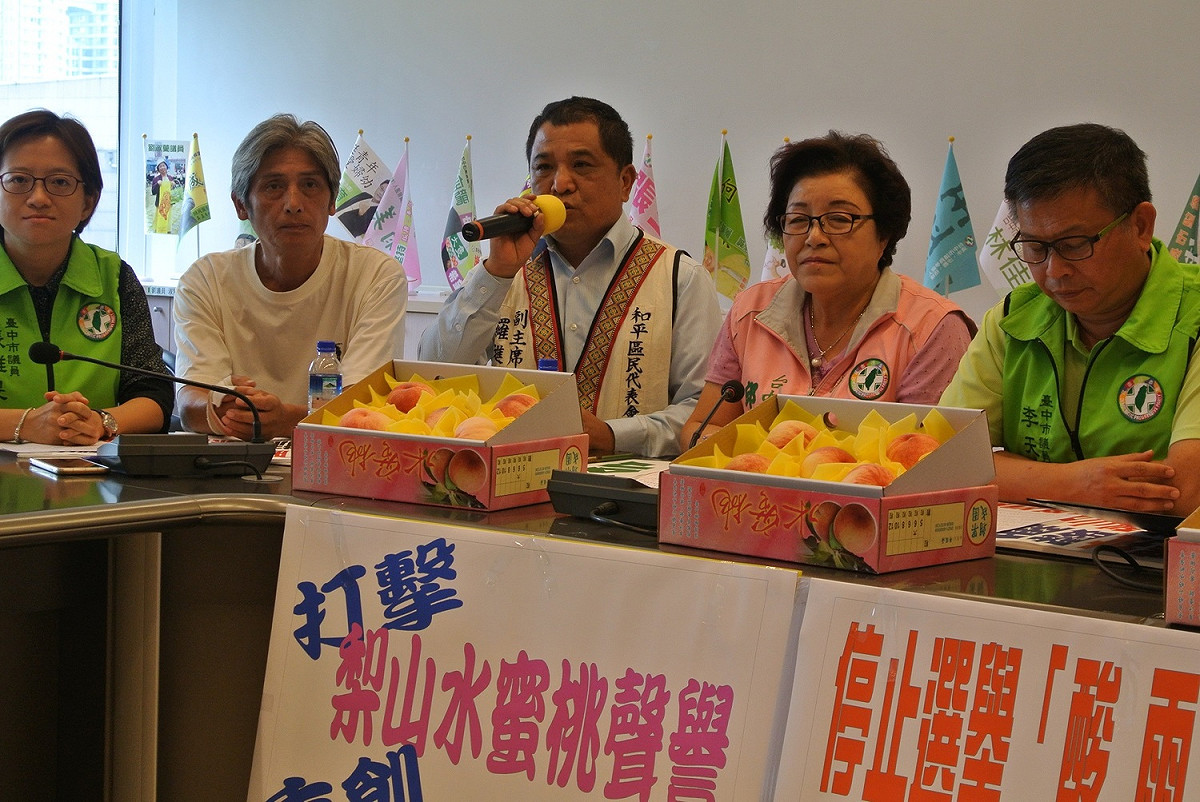 梨山果農羅進玉（中）說，「選舉在平地就好，我們票很少。」 圖：盧秀燕辦公室/提供