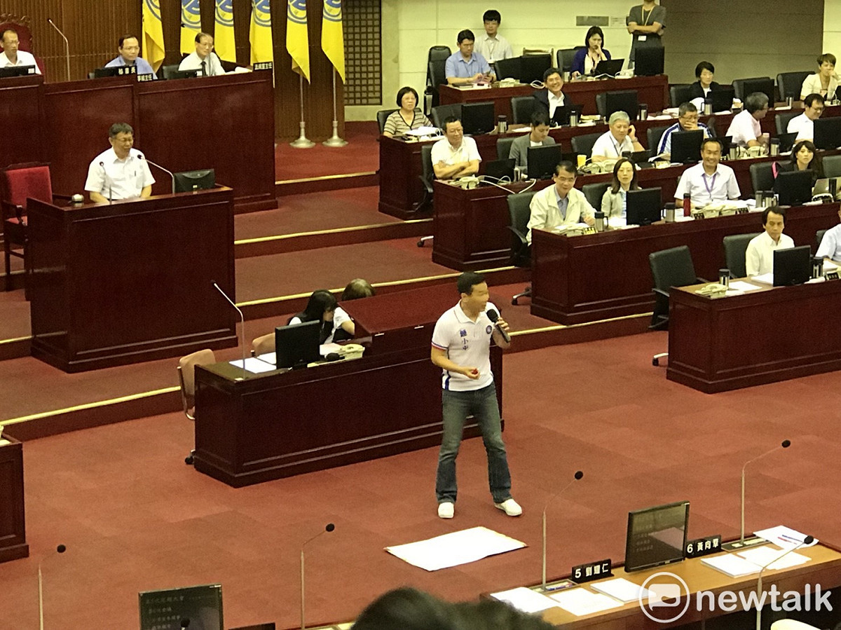 國民黨議員鍾小平今日在議場擲筊，預言台北市長柯文哲將會參選2020總統。 圖：曾薏伃 / 攝