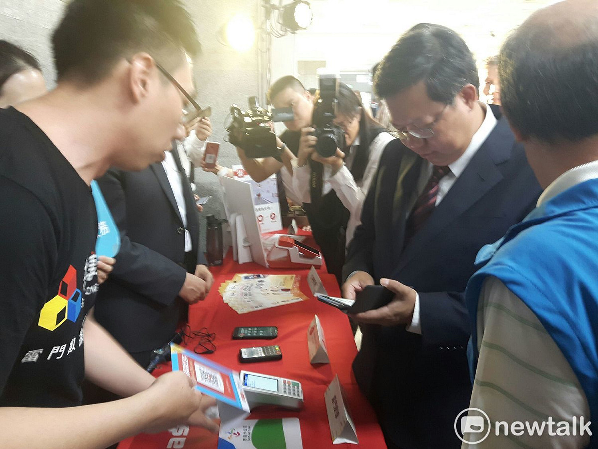 鄭文燦親自試用行動支付手機app功能。 圖:林昀真/攝