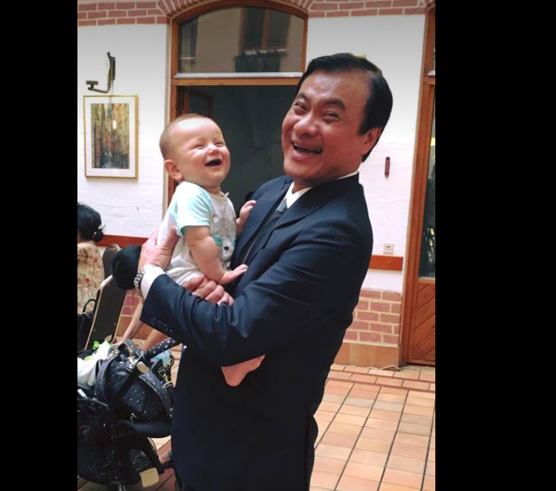 蘇嘉全在臉書上分享他與混血孫子的合照。 圖／蘇嘉全臉書
