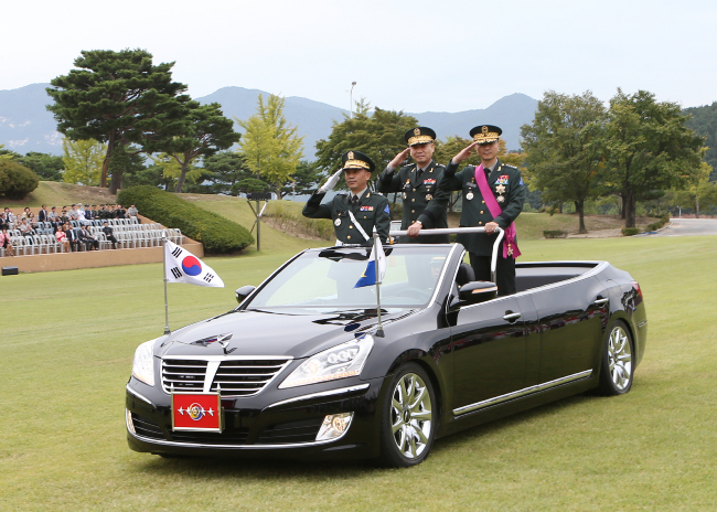 南韓國防部今天宣佈，11月起提供給將軍和上校級指揮官的公務專車數量將減半，裁減的駕駛兵將轉為戰鬥兵。 圖 : 翻攝自新浪微博