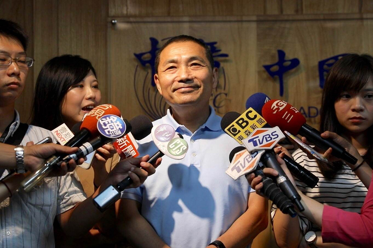 侯友宜看國民黨吉祥物設計比賽最近很夯的「虧雞」，先是直言「五告拜(醜)ㄟ啦！」 接著他不忘誇讚設計者的創意，強調「尊重原設計者」。 圖：侯友宜競選辦公室/提供