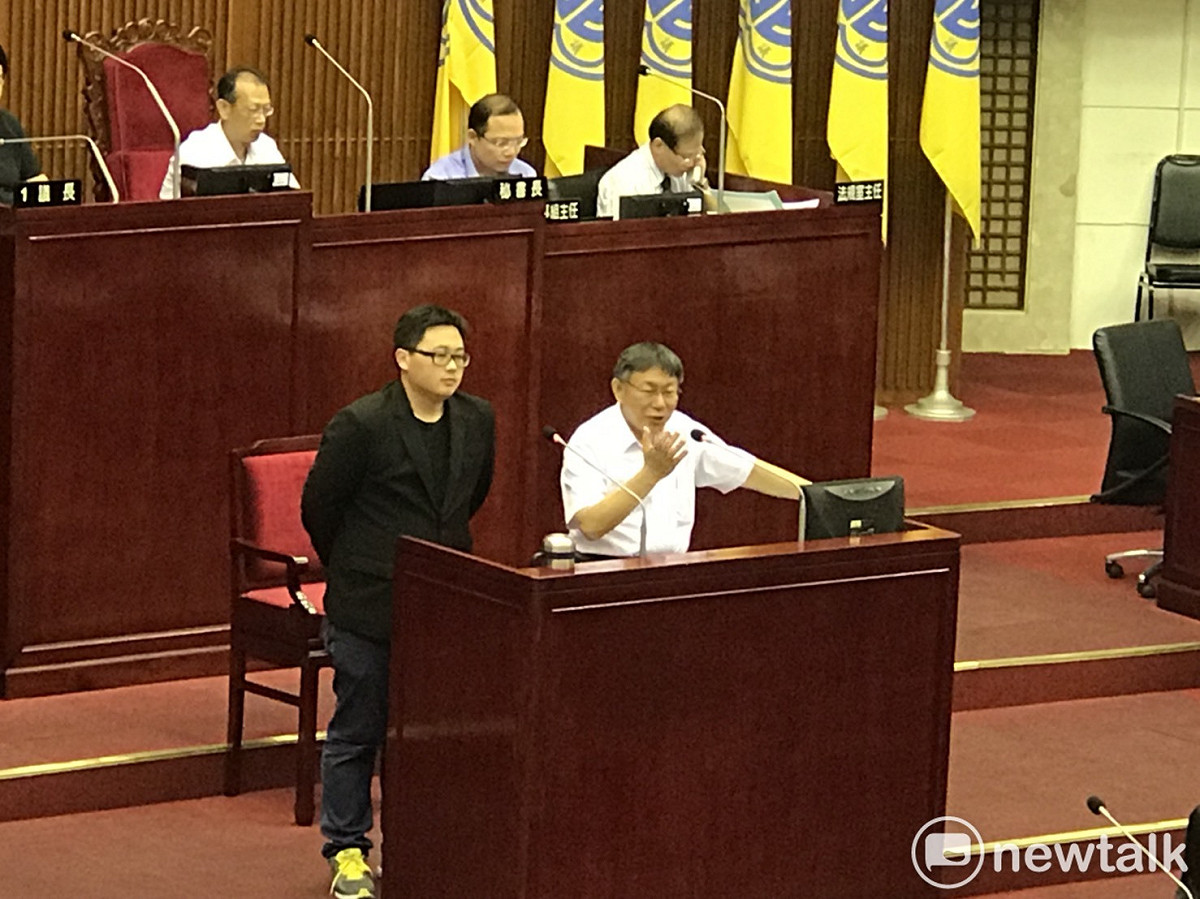 台北市長柯文哲（備詢台右）與北市府發言人劉奕霆（備詢台左）。 圖：曾薏伃 / 攝