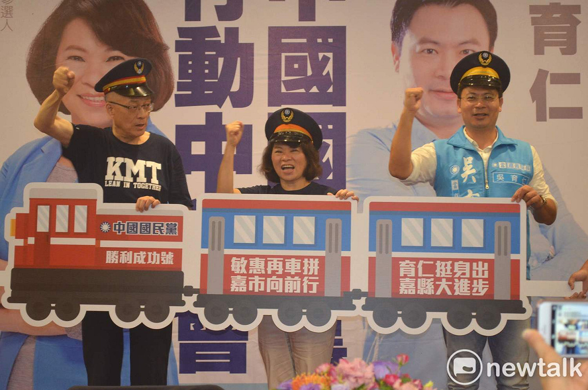 吳敦義為自己和黃敏惠、吳育仁戴上列車長帽子，預祝他們勝選，帶領人民繼續前進。 圖：蔡坤龍/攝