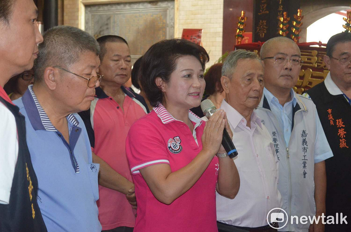 蕭淑麗8日邀請吳敦義到嘉義市城隍廟發誓，雙手合十，相當虔誠，卻苦等無人。 圖：蔡坤龍/攝