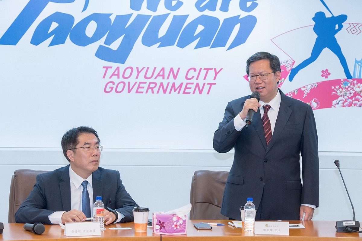 鄭文燦(右)表示，他與黃偉哲(左)大學時代就已認識，兩人一路並肩作戰、追求改革，未來也期盼在市政上有所交流。  圖:桃園市政府/提供