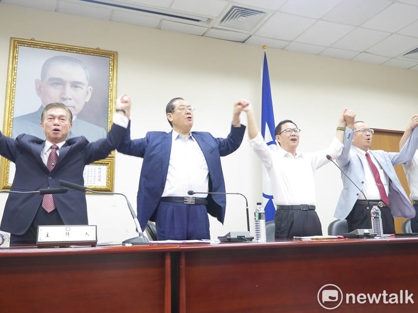國民黨秘書長兼副主席曾永權（左二）、台北市長參選人丁守中（左三）上午出席台北市公教軍警消暨退休人員座談會。 圖：聶良恩／攝