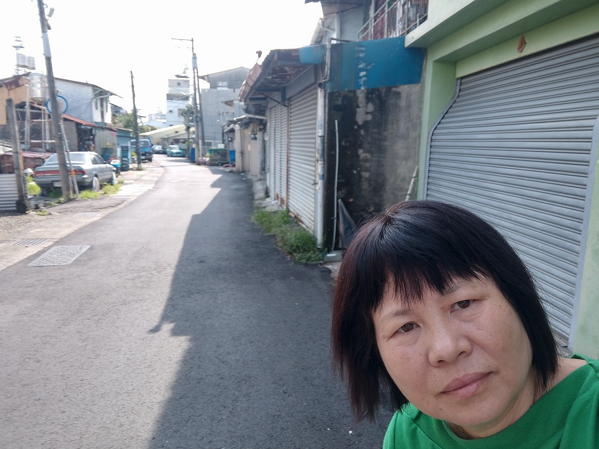 屏東縣議員蔣月惠今 (9) 天早上與屏東火車站公勇路、光復路等反迫遷自救會成員，在公勇路召開記者會。 圖：翻攝自蔣月惠臉書