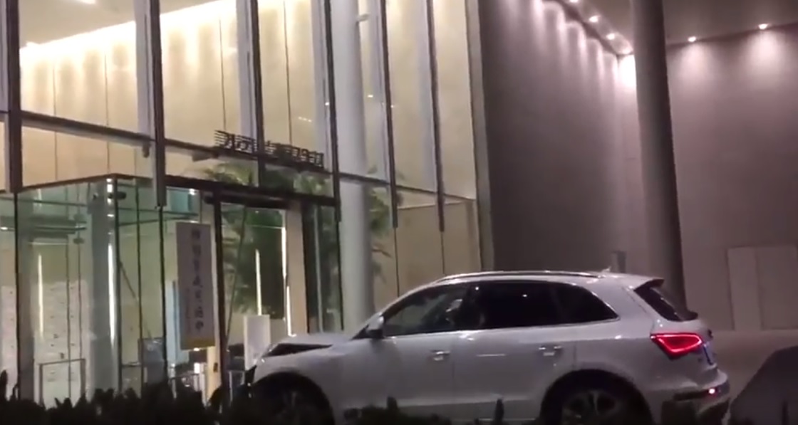 自動煞車系統太OP！ 日男駕車撞不進電視台 (影)