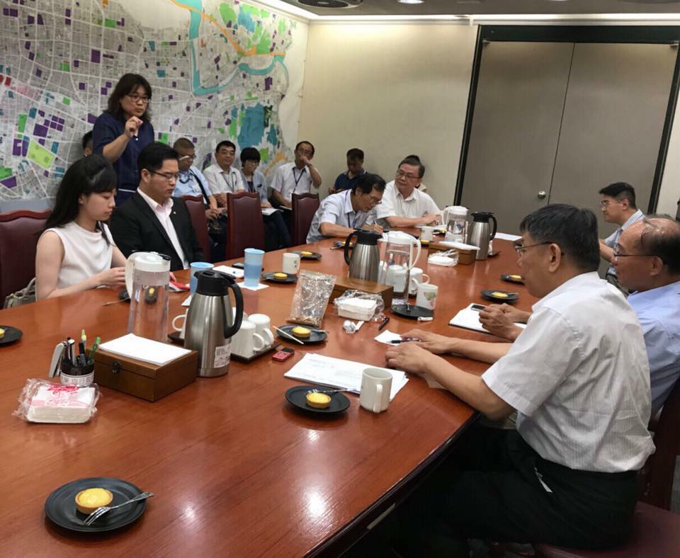 台北市長柯文哲與高嘉瑜、王威中便當會。 圖：翻攝高嘉瑜臉書
