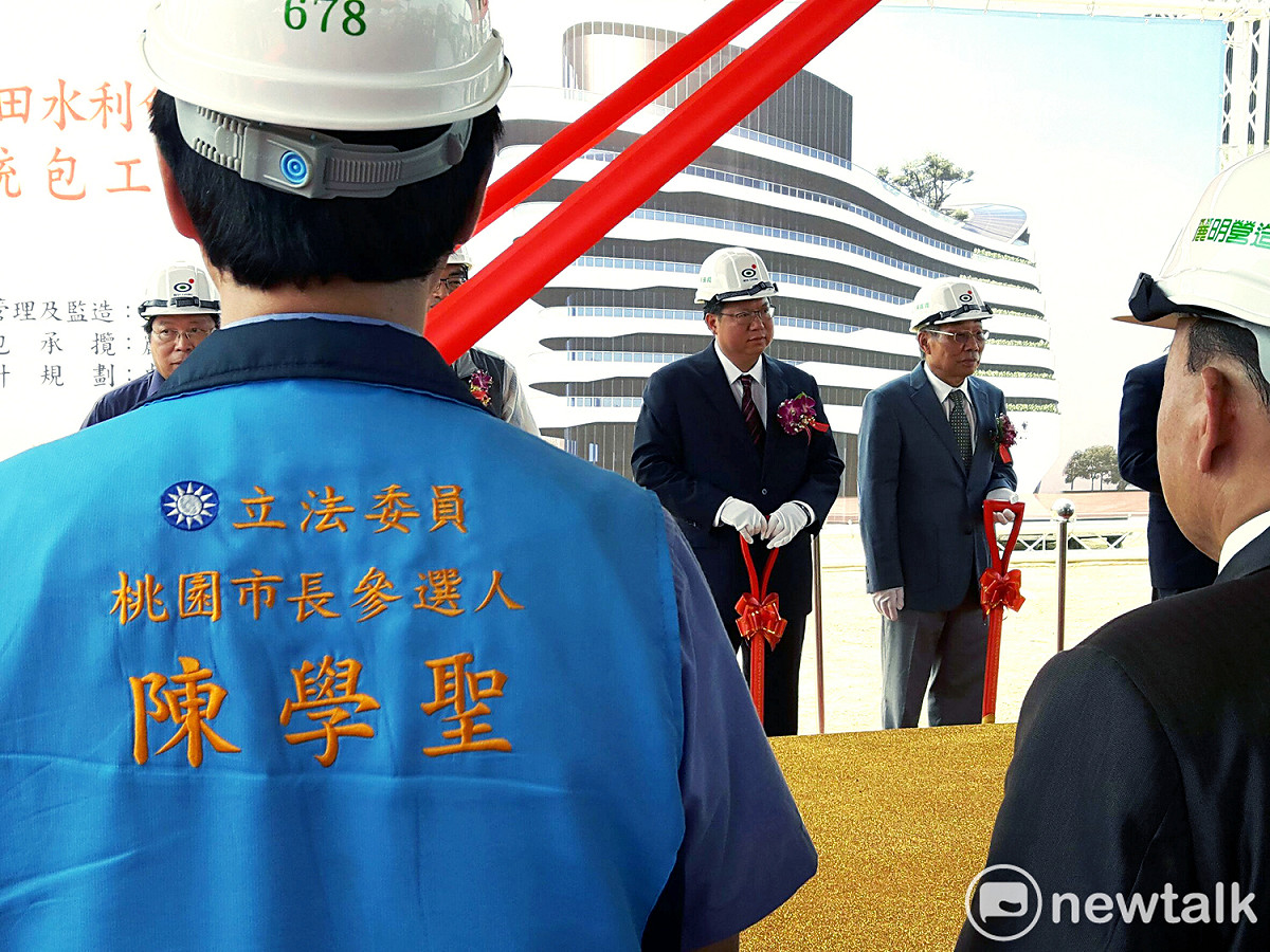 主辦單位「貼心」安排陳學聖、鄭文燦兩人執鏟位子互站不同側。 圖:林昀真/攝