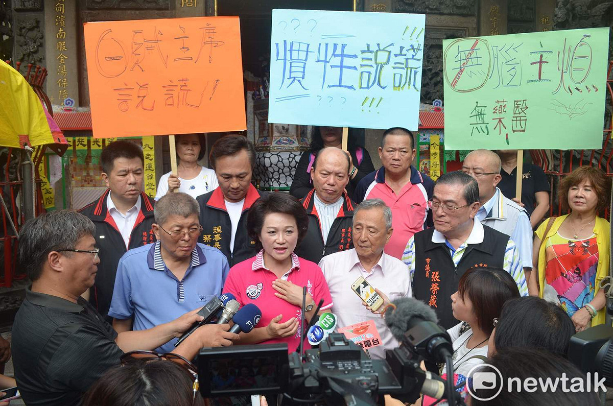 蕭淑麗本月8日邀請國民黨黨主席吳敦義到嘉義市城隍廟發誓，支持者高舉「白賊主席說謊」等標語，10日國民黨就表示要開除違紀黨員，事情發展頗耐人尋味。