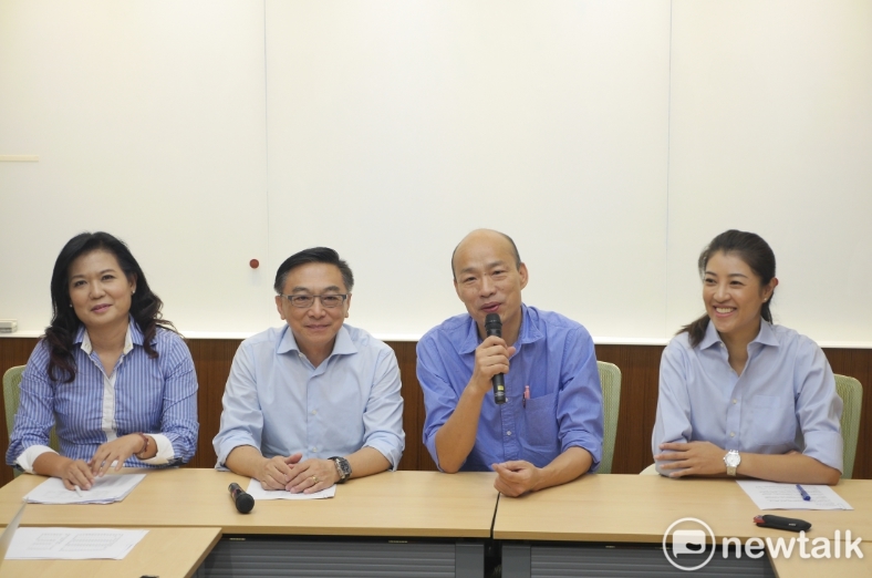 國民黨高雄市長參選人韓國瑜（右二）今（10）天推出競選發言人團隊，由不分區立委陳宜民（左二）、南投縣立委許淑華（右一）擔任北部發言人，以及高雄市議員參選人陳若翠（左一）在南部負責對外發言。 圖：聶良恩／攝
