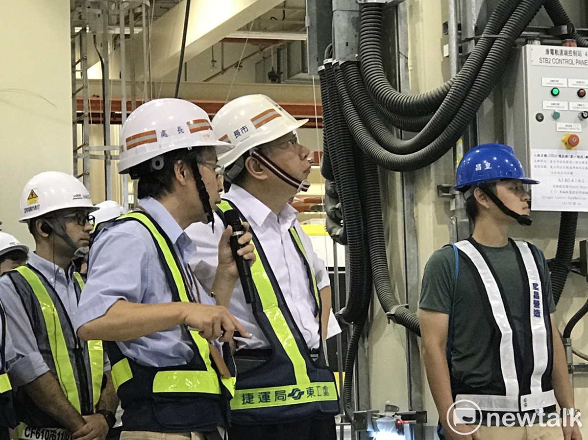 台北市長柯文哲今（10）日到新北市捷運環狀線十四張站視察，並讚捷運工程局的品質很好。 圖：曾薏伃／攝