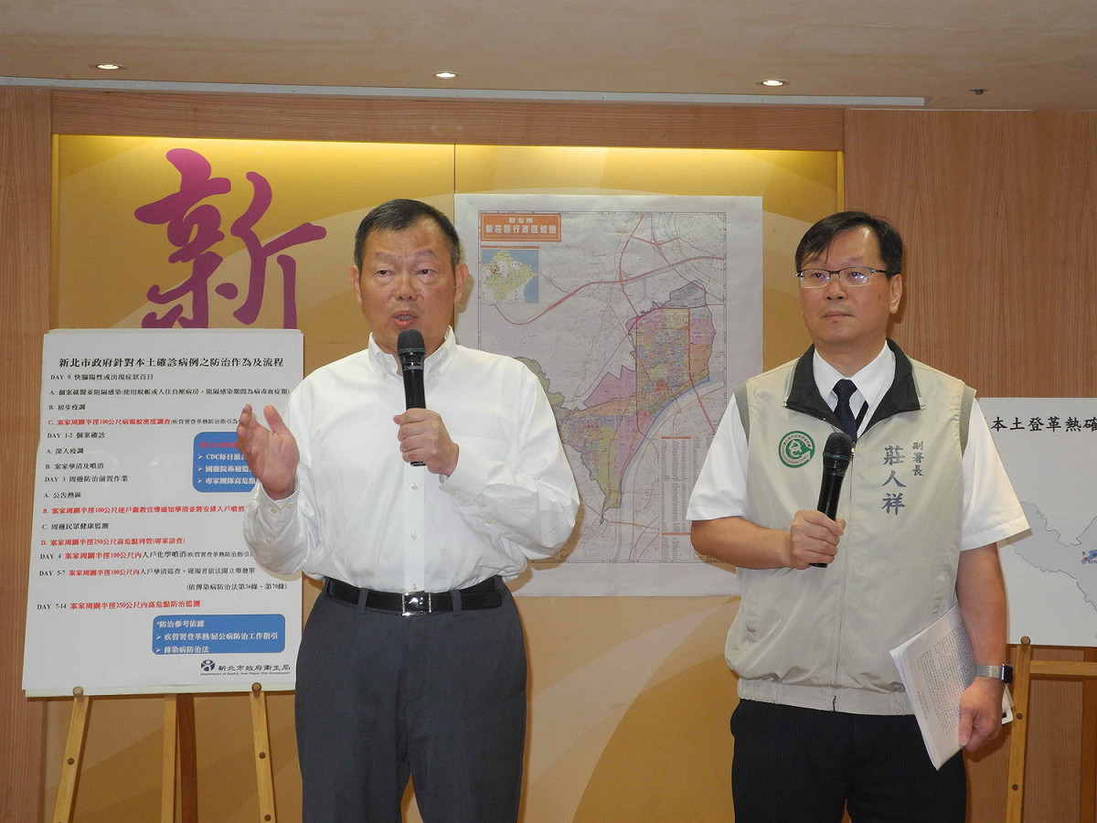新北市衛生局長林奇宏（左）、疾管署副署長莊人祥今早連袂說明登革熱防疫作為。 圖：王峻昌／攝
