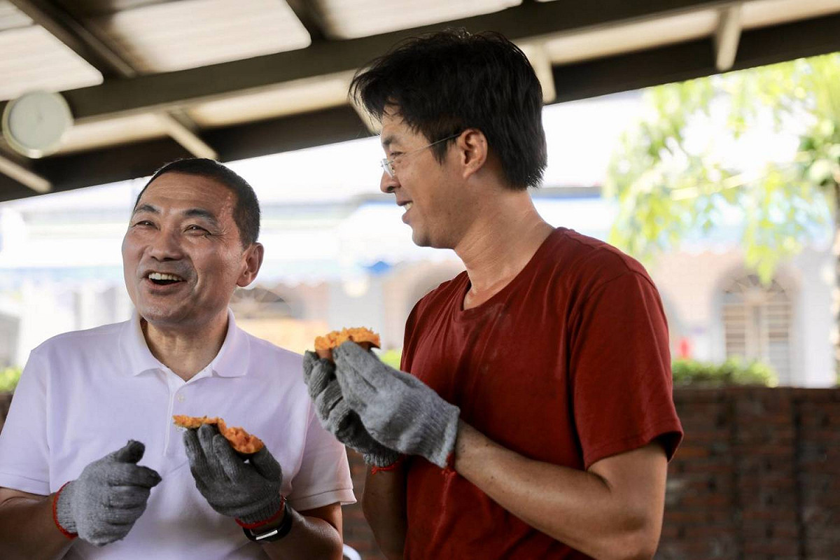 侯友宜大讚金山地瓜肉色「紅啪啪」，比起小時候吃到怕的蕃薯籤「好吃太多了！」 圖:侯友宜競選辦公室/提供