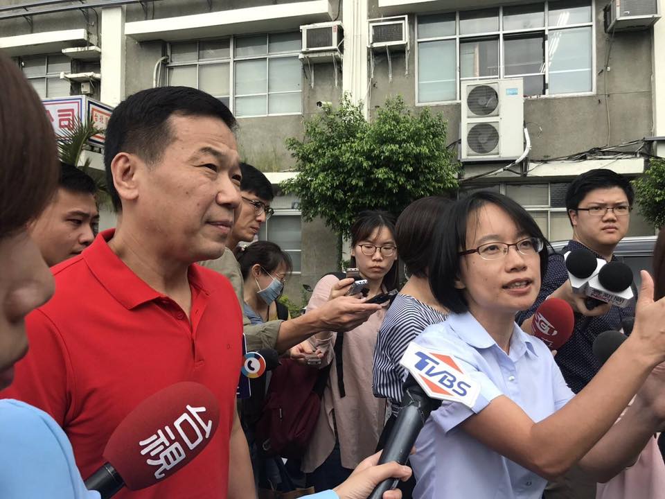 國民黨台北市議員鍾小平今日赴第一果菜市場視察，北農總經理吳音寧也陪同。 圖：翻攝鍾小平臉書