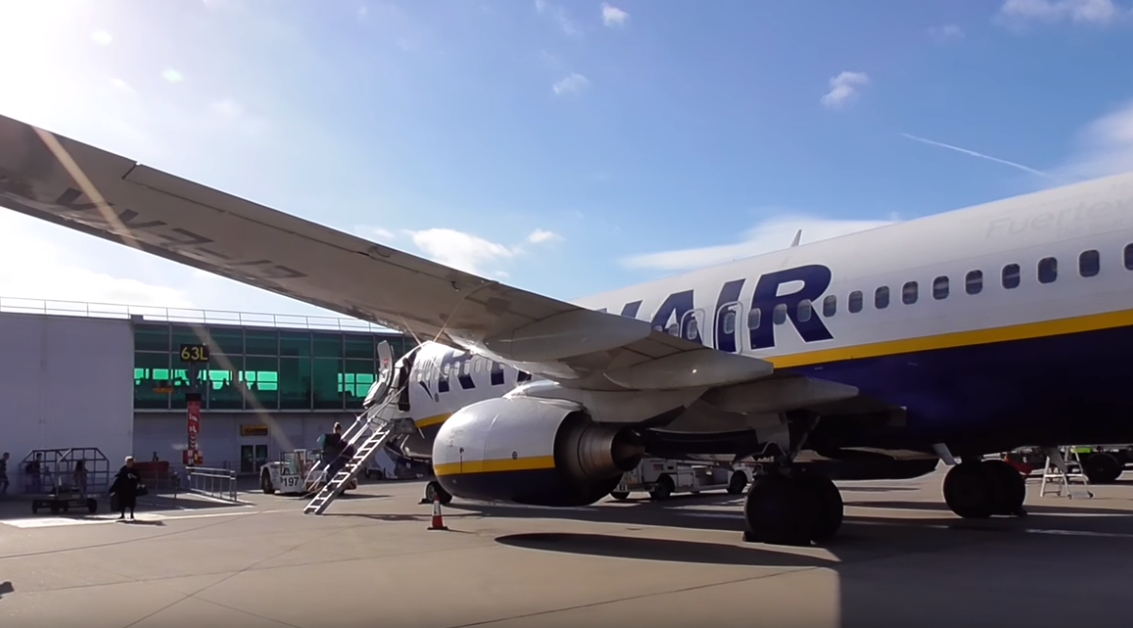 瑞恩航空（Ryanair）歐洲各地機師選擇今 (10) 天凌晨3時01分（台北時間早上9時01分）開始罷工24小時，以爭取更好的薪資和工作條件。 圖：翻攝自YOUTUBE (資料照片)