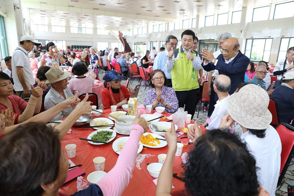 蘇貞昌逐桌與長者們打招呼，許多民眾見到蘇貞昌便高呼「衝衝衝」。 圖:蘇貞昌競選辦公室/提供