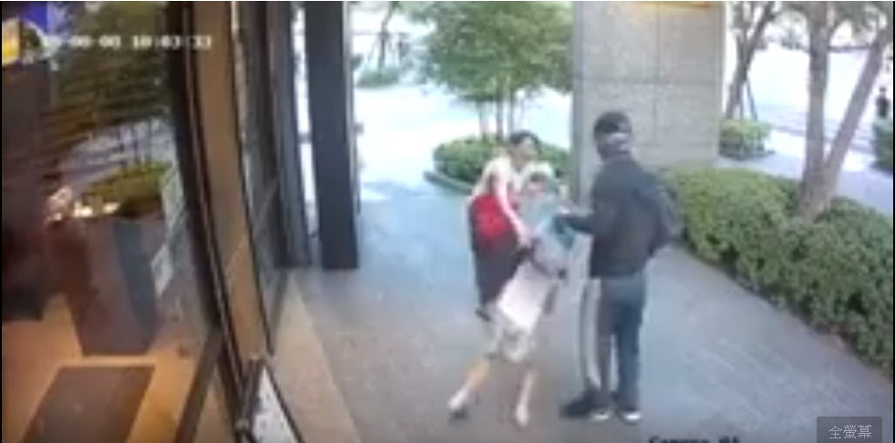 內湖擄童事件讓許多家長都很害怕，紛紛在網路上警告要注意此人。 圖：翻攝警方蒐證影片