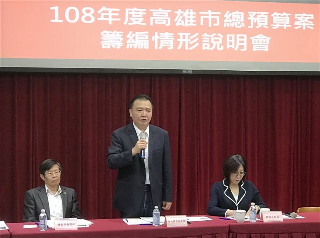 高雄市代理市長許立明今(10)天赴議會報告明年度總預算編列情形。 圖：高雄市政府/提供