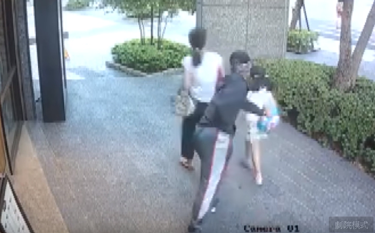 內湖擄童的周男疑似有精神疾病，北市衛生局已經介入評估調查。 圖：翻攝監視器畫面