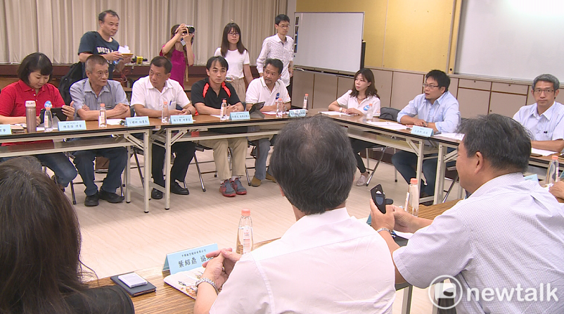 在桃園市政府勞動局等單位協調下，桃園市機師職業工會、華航、長榮航空公司，今天下午陸續坐上談判桌重啟協商，希望化解罷工危機。 圖:林昀真/攝