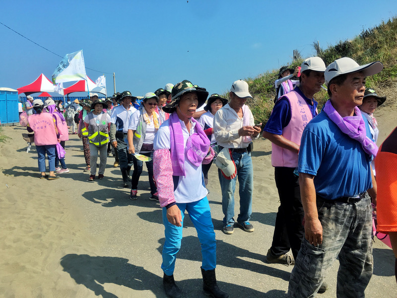 灣中油公司舉辦「2018關懷海洋‧潔淨地球」淨灘活動，11日在桃園市觀塘地區第3座液化天然氣接收站預定地舉行，吸引近700位員工及民眾共襄盛舉。 圖：中央社
