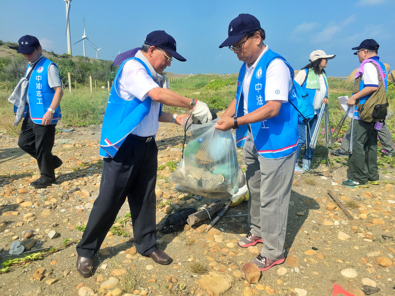 台灣中油公司11日在董事長戴謙（左2）的帶領下，前往桃園市觀塘地區進行淨灘活動，希望第3接氣站能盡快通過環評興建啟用。 圖：中央社
