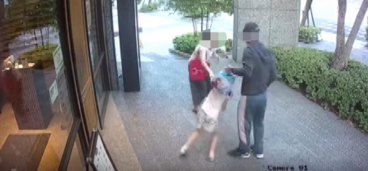 內湖區日前一名周姓男子突然抓住一名小女孩的書包，試圖擄走人。 圖：翻攝監視器畫面