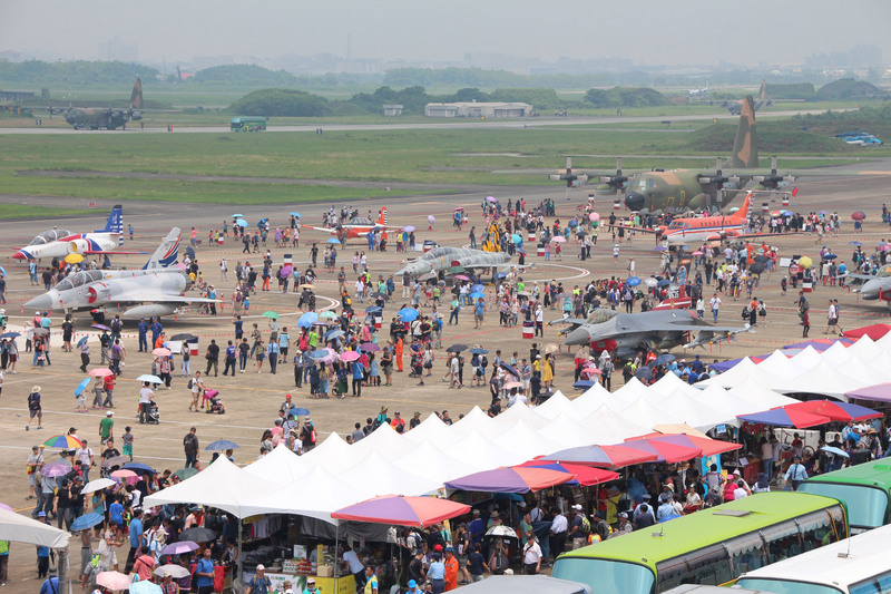 空軍嘉義基地11日對外開放，吸引大批民眾進場觀賞各式飛機與空軍精彩的戰技操演，體驗一趟知性的國防饗宴。 圖：中央社