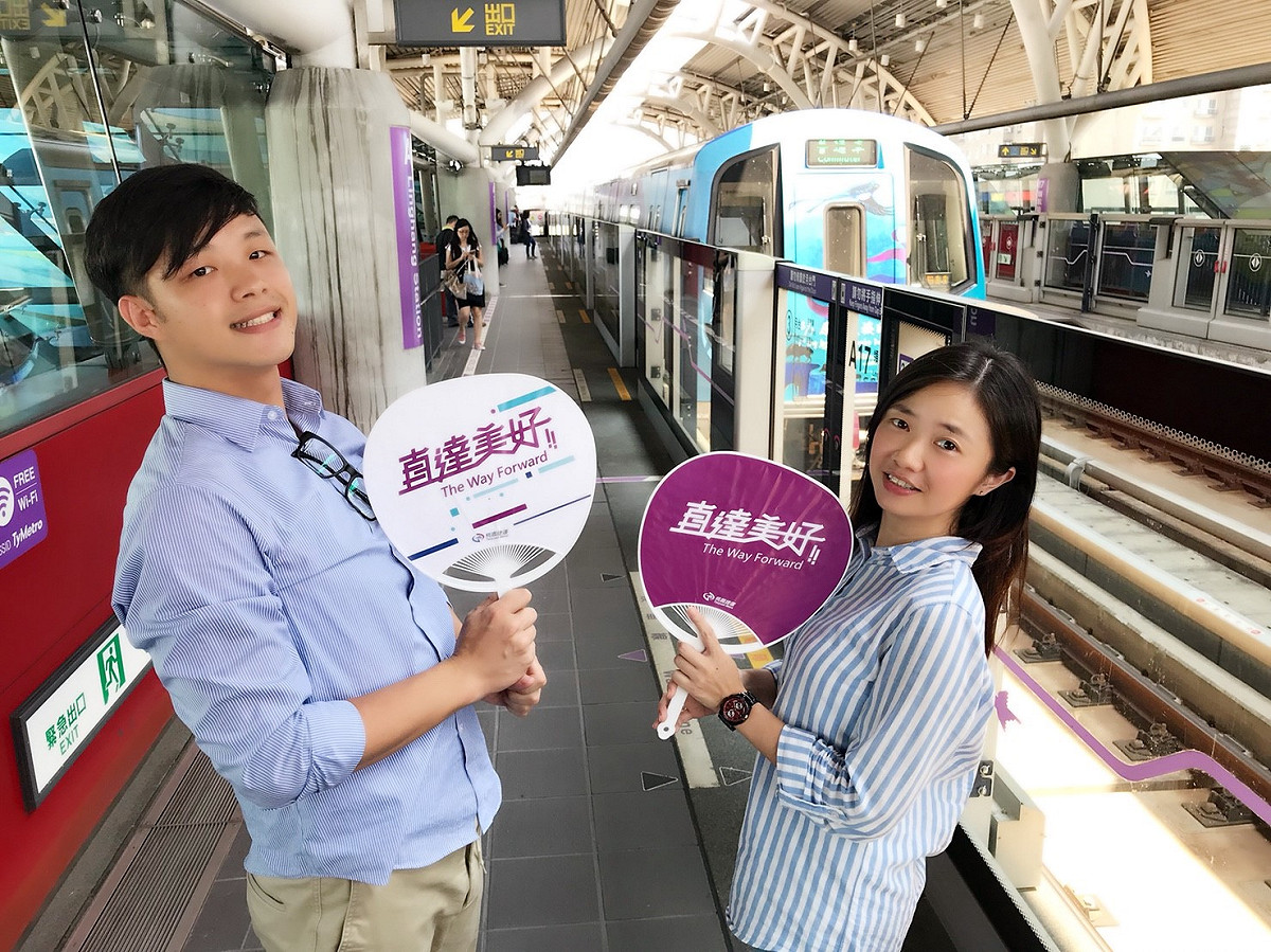 8/19晚上在A15大園站更邀請270位民眾免費入場捷運電影院，參與活動的民眾也都可以拿到紀念品。 圖：桃捷提供