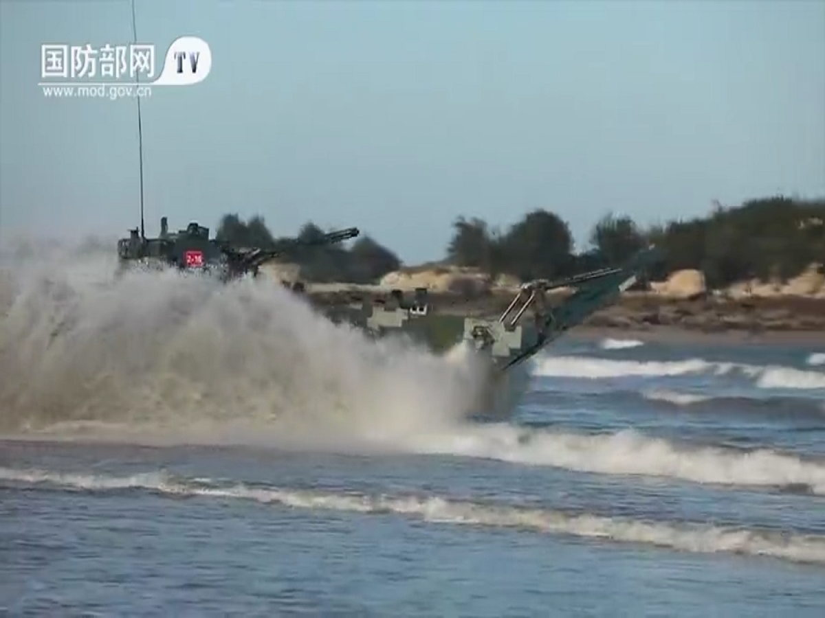 中共解放軍8月10至13日在青島至日照以東的黃海海域舉行軍事演習，遭媒體渲染成與總統蔡英文出訪有關聯。從正面理解可稱愛台灣的憂患意識強烈，就軍事看則太離題、角度失妥。 圖：翻攝自中國國防部網站（資料照片）