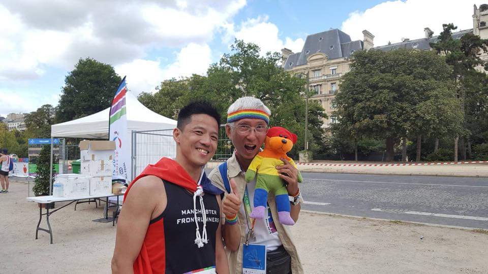 「英國野生國旗哥」（左）賽後與台灣隊榮譽團長祈家威（右）相擁致意。 圖：翻攝自台灣同運會臉書