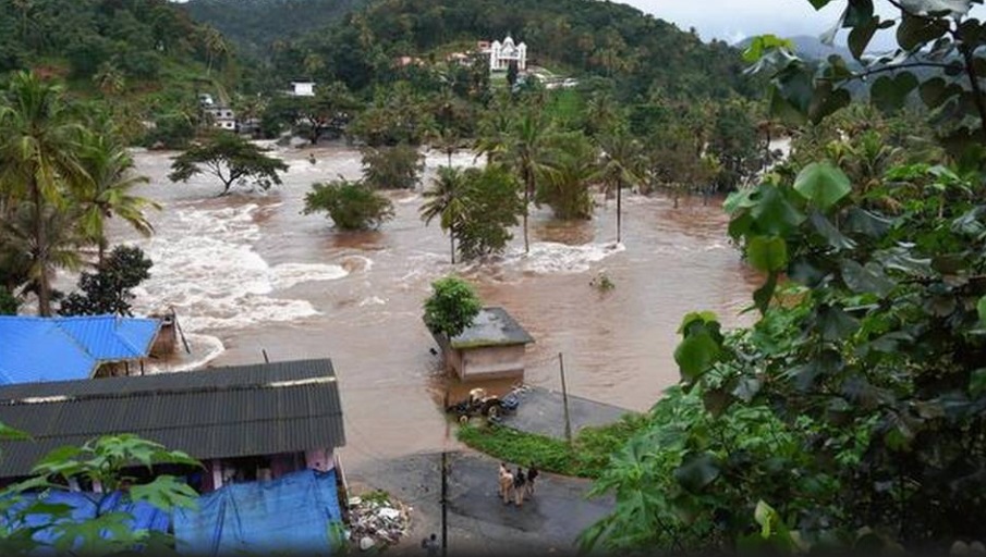 印度南部克勒拉省（Kerala）遭受暴洪肆虐，超過20萬人無家可歸。 圖/翻攝自The Hindu