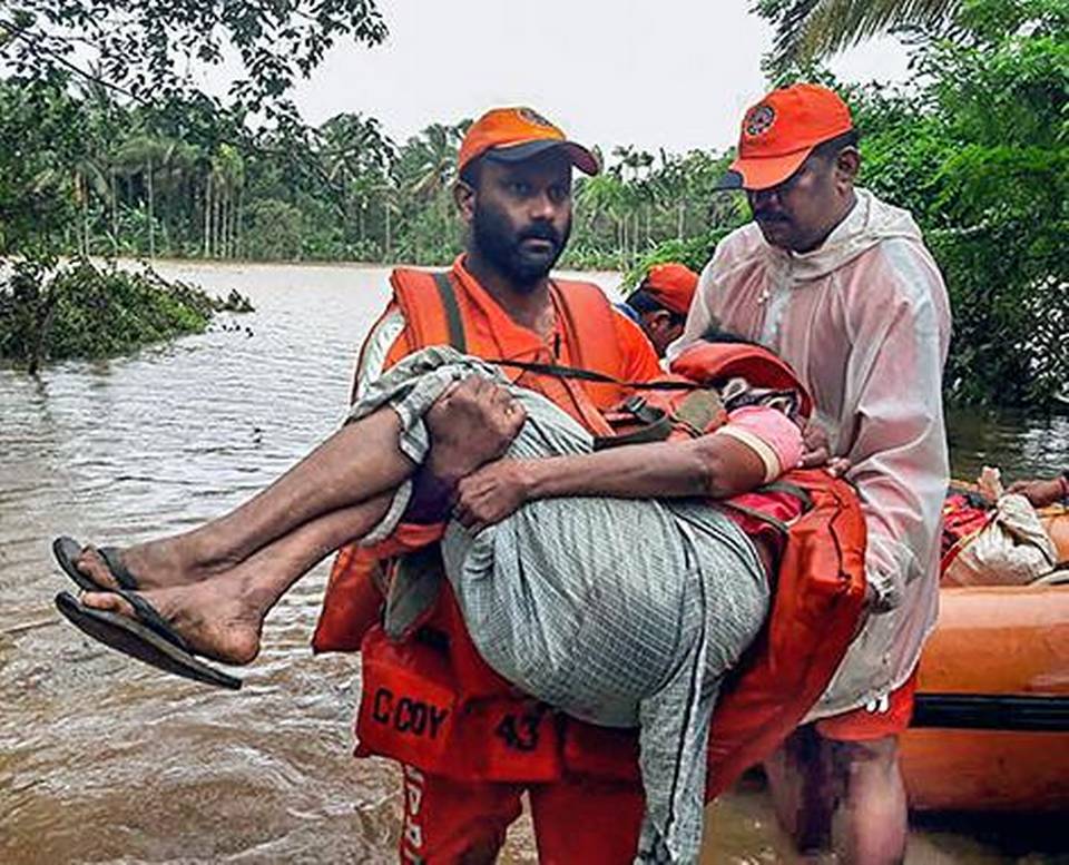 印度南部克勒拉省（Kerala）遭受暴洪肆虐，超過20萬人無家可歸。 圖/翻攝自The Hindu