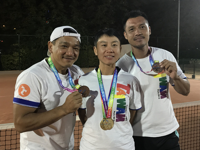 台灣隊在巴黎同志運動會網球項目表現突出，合計奪下2金1銅。左起為奪牌選手Simon、巫京薇、溫大吉。他們觀察，巴黎對同志的友善並不刻意，就是平常對待。 圖/中央社