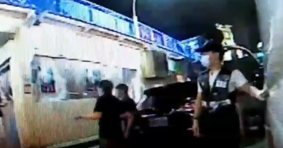 高雄前金區昨 (11) 天晚上9點49分發生一起意外，現場3名輕傷傷者 (2女1男)。 圖：翻攝自網路