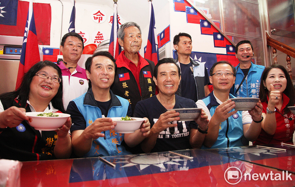 陳學聖邀請馬英九共同品嘗道地雲南美食「米干」，象徵「傳統(國民黨)好滋味」。 圖:林昀真/攝