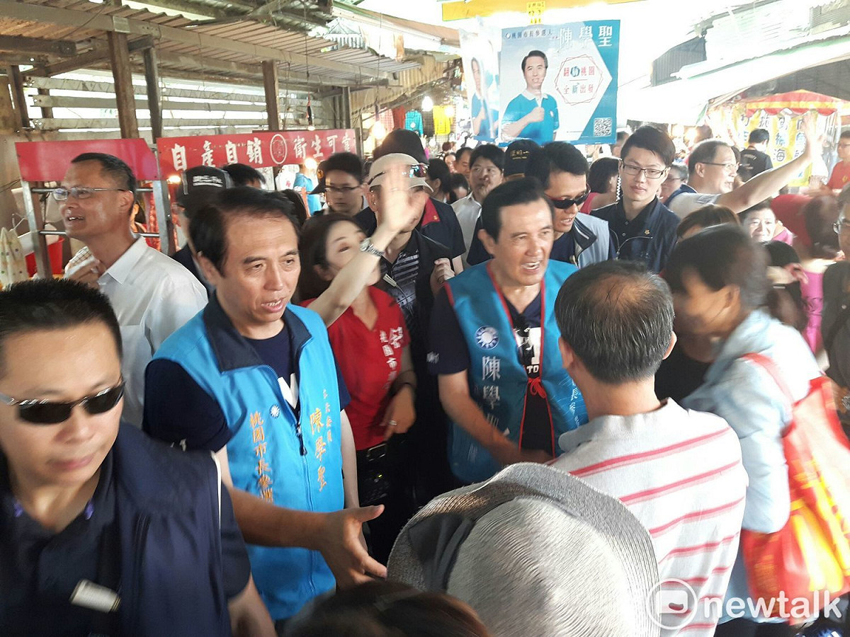 桃園市長參選人陳學聖陪同前總統馬英九在忠貞市場掃街拜票。 圖:林昀真/攝