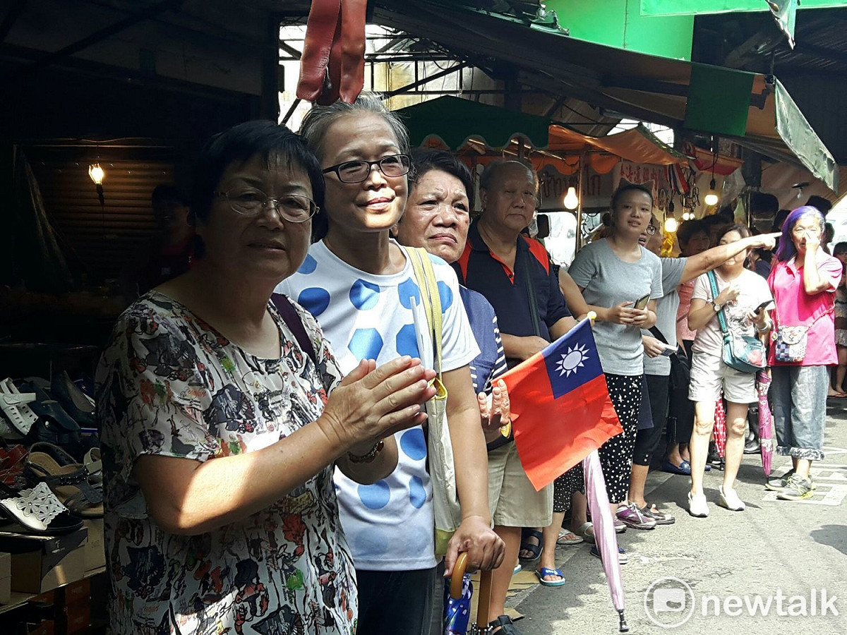 市場兩側站滿等著要跟馬英九握手的民眾。 圖:林昀真/攝
