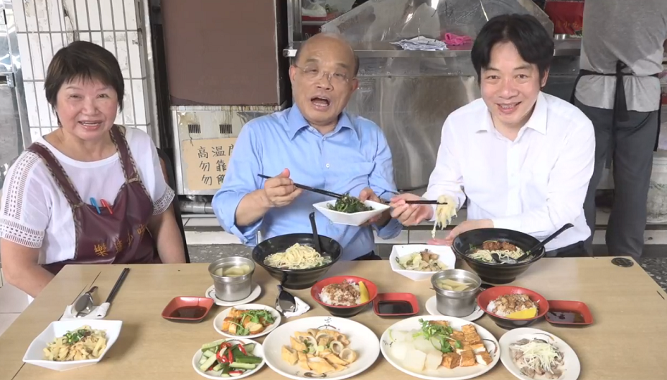 蘇貞昌與賴清德今同框臉書直播，介紹萬里美食。 圖:翻攝蘇貞昌臉書