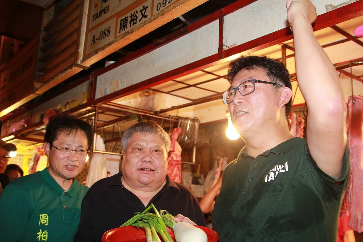 民進黨台北市長參選人姚文智今（12）天在大安區成功市場拜票。 圖：姚文智競選辦公室/提供